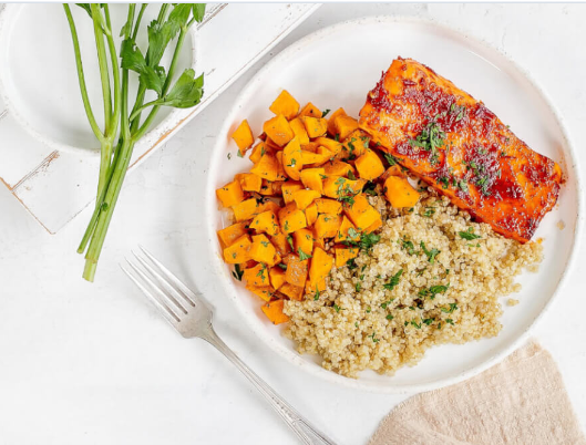 Balanced meal with salmon, broccoli, and quinoa highlighting everyday foods for liver health.
